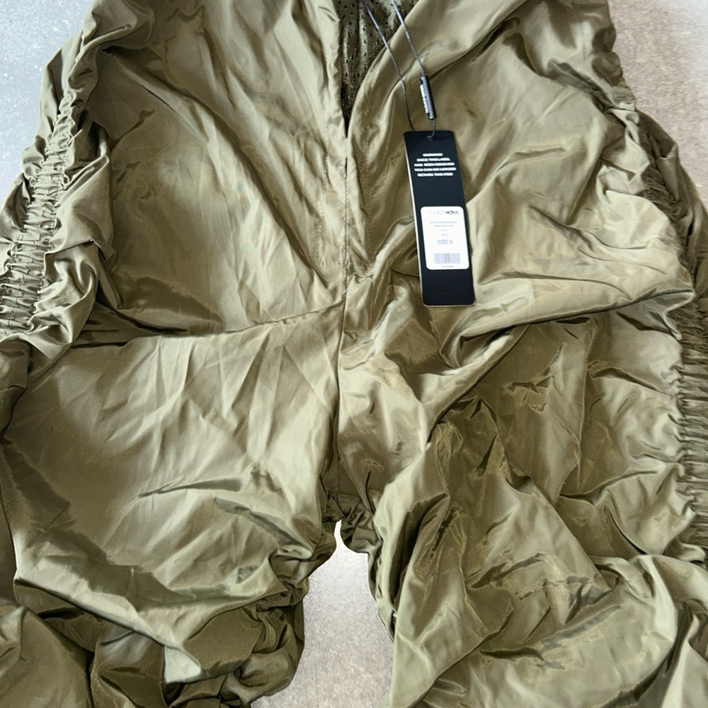 Army Green women’s parachute ruched pants with low cut dip in front NWT Sz small - Picture 5 of 8
